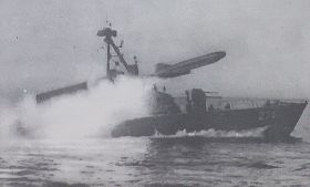 Komar-Schnellboot beim Abfeuern eines P-15-Flugkörpers