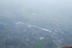 Biberist aus der Luft aus einem Ballon gesehen, im Hintergrund oben im Bild lässt sich im Nebel Lohn-Ammannsegg erahnen.