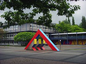 Gebäude des Albert-Einstein-Gymnasium mit Plastik von Otto Herbert Hajek