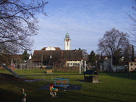 Spielplatz, Bauernhaus und Kirche in Kloten.