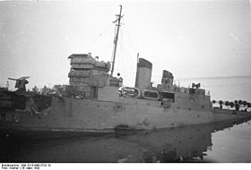 HMS Campbeltown (I42) nach Rammung der Schleuse in St. Nazaire