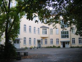 Schulhof, 2005