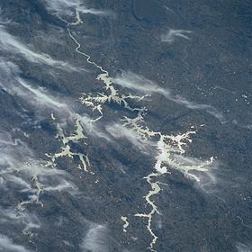 Satellitenbild. Der Staudamm ist oben in der Mitte.