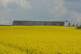 Bahnsteig im Feld