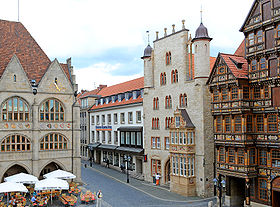 Verlagsgebäude der HAZ am Hildesheimer Marktplatz (Mitte links)