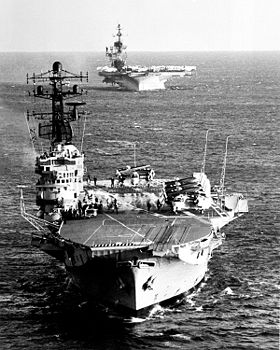 HMAS Melbourne (R21), in Kiellinie die USS Midway (CV-41)