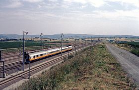 Ein Lufthansa-Airport-Express auf dem Weg nach Stuttgart passiert den Überholbahnhof ohne Halt (1990er Jahre)