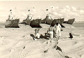 Landungsboote „Flunder“, „Lachs“ und „Stör“ am Strand, 1966