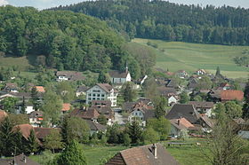 Kirche und Schulhaus prägen Melchnaus Ortsbild