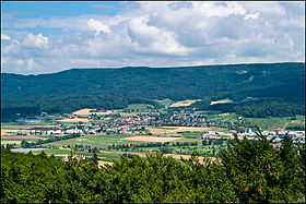 Ansicht vom Altberg auf Otelfingen und die Lägern dahinter. Am rechten Bildrand das Industriegebiet mit dem Golfpark davor.