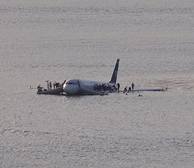 Der Airbus A320 treibt auf dem Hudson River.