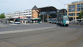 Bahnhofsvorplatz südlich der Gleise mit Bus- und Straßenbahnhaltestelle sowie Wasserturm