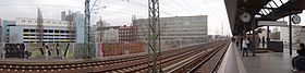 Panorama des S-Bahnhofs mit den daneben liegenden Ferngleisen der Ringbahn