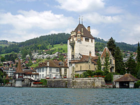 Schloss Oberhofen am Thunersee vom Wasser fotografiert