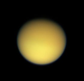 Titan im sichtbaren Licht. Aufgenommen aus einer Entfernung von 229.000 km durch die Raumsonde Cassini, 2005.