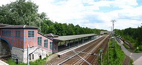 links: Bahnhofsgebäude & Bahnsteig, rechts: Bahnsteig der Parkeisenbahn
