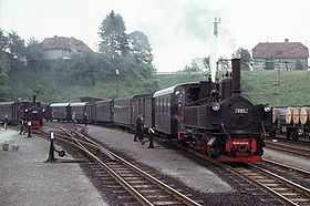 Zwei Loks der Reihe 298 rangieren in Garsten, 1977.