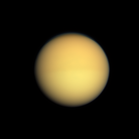 Titan im sichtbaren Licht, aufgenommen aus einer Entfernung von 174.000 km durch die Raumsonde Cassini, 2009.