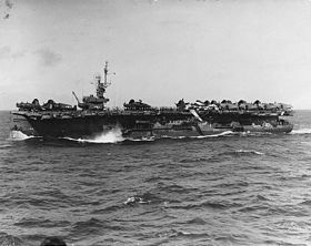 USS Attu mit Sturmschäden, 1945