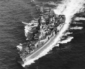 Die USS Augusta am 9. Mai 1945 vor Portland (Maine)