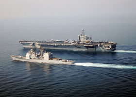 Die Roosevelt mit der USS Chosin (CG-65) 2005 im Persischen Golf