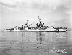 USS Louisville am 6. Februar 1945 nach zwei Kamikaze-Treffern, Tarnschema Ms.32/6D