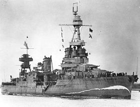 Die USS Northampton (CA-26) vor Brisbane am 5. August 1941. Eine falsche Bugwelle ist zu Tarnzwecken aufgemalt.