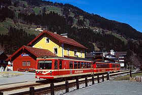 Triebwagengarnitur im Bahnhof Zell am Ziller (2002)