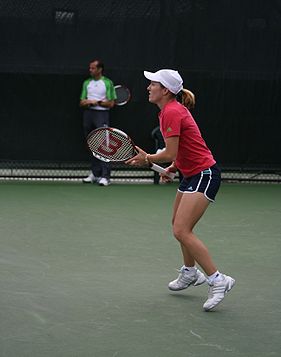 Justine Henin im März 2007 während einer Trainingseinheit bei den Sony Ericsson Open in Miami. Im Hintergrund ihr langjähriger Coach Carlos Rodriguez.