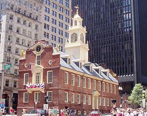 Die Ostseite des Gebäudes mit dem Balkon, von dem aus die erste öffentliche Bekanntgabe der Unabhängigkeitserklärung der Vereinigten Staaten in Boston erfolgte. Der Löwe und das Einhorn auf dem Dach des Gebäudes sind dieselben wie im Wappen des Vereinigten Königreichs und eine Erinnerung an die Vergangenheit des Gebäudes.