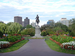 Der Garten mit Blick nach Osten vom Eingang an der Arlington Street, im Hintergrund die Skyline von Boston