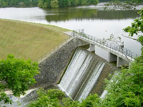 Staudamm und Überlauf