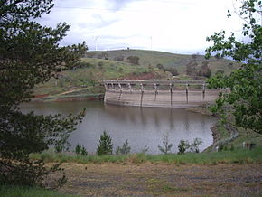 Carcoar-Staudamm von der Wasserseite aus