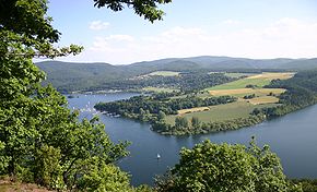 Blick von „Schöner Aussicht“ bei Basdorf auf den Edersee mit Liebesinsel, Bringhausen und Kellerwald