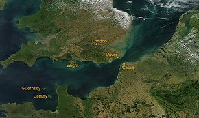 Luftaufnahme des Ärmelkanals. Die Franzäische und Englische Küste wird touristisch und seewirtschaftlich genutzt. Zudem sind diese Küsten ökologisch bedeutende Lebensräume.