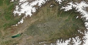 Satellitenbild des Ferghanatales, der Kairakkum-Stausee links unten