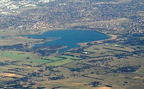 Greenvale Reservoir mit Roxburgh Park im Hintergrund