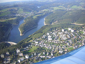 Blick auf die Aggertalsperre, im Vordergrund Hackenberg (Bergneustadt), im Hintergrund Lantenbach (Gummersbach)