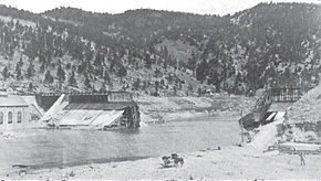 Blick flussaufwärts an der Hauser-Talsperre nach dem Zusammenbruch am 14. April 1908