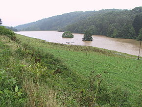 gefülltes Hochwasserrückhaltebecken Reinhardtsgrimma beim Hochwasser im August 2002