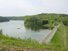 Stausee und Staudamm der Talsperre Hohenleuben (Leubatalsperre)