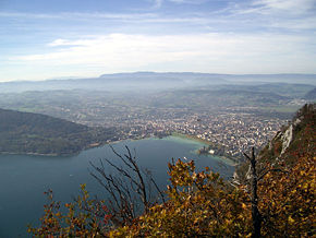 Blick vom Mont Veyvier auf Annecy und den Lac d’Annecy