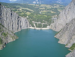 Lac et barrage de Monteynard 3.jpg