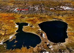 Satellitenbild der beiden Seen Rakshastal (links) und Manasarovar (rechts) mit dem Berg Kailash im Hintergrund