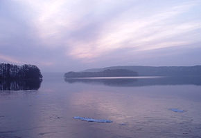 Winterliche Abendstimmung am Pinnower See, Blick von der Badestelle Godern. In Bildmitte ist die Insel Fischerwerder zu sehen.
