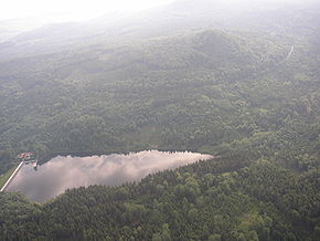 Luftbild der Talsperre Chřibská, im Hintergrund Malý Stožec
