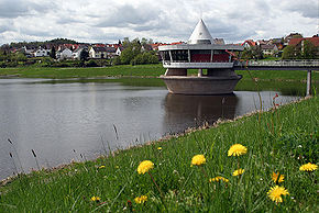 Twistesee mit Staudamm und Restaurant (über Überlauftrichter des Hochwasserentlastungsturms) und Dorf Wetterburg