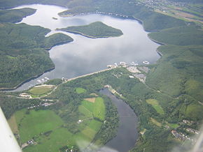 Luftaufnahme von Rurtalsperre Schwammenauel und Rurstausee mit Halbinsel am Tonsberg (linke Bildmitte), Insel Eichert (Bildmitte) und Halbinsel Eschauel (hinten rechts)