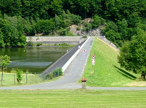 Staudamm der Ulmbachtalsperre