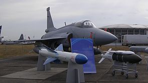 eine LS-6 500 kg (rechts) vor einer pakistanischen JF-17 Thunder